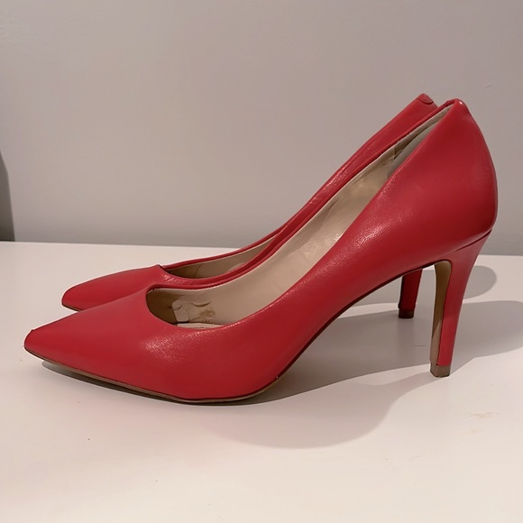 VINCE CAMUTO Ressamae Leather Pump Heel (in Tango Red - Size 6) - Picture 3 of 8